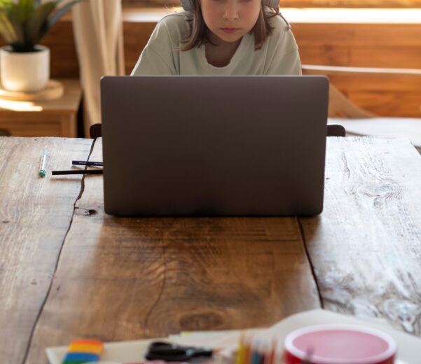 Mädchen vor dem PC mit
