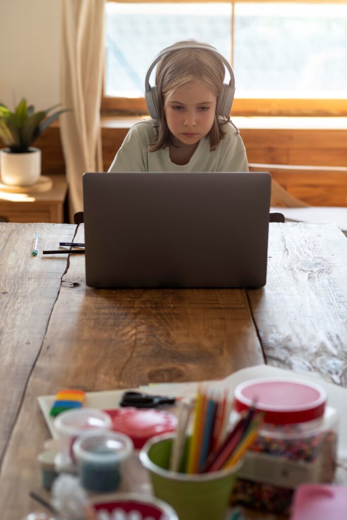Mädchen vor dem PC mit
